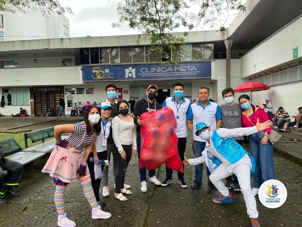 Entrega de kits escolares en una jornada Sonriente