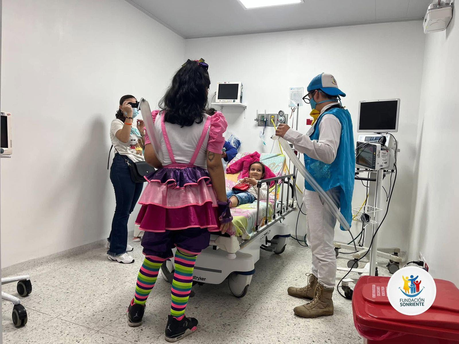 Payasitos hospitalarios del Programa Clown llevando alegría